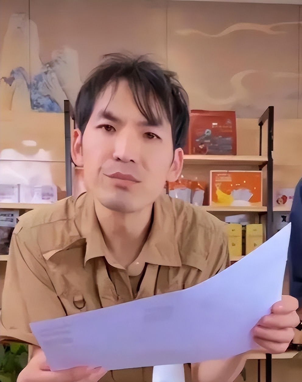 劣迹网红直播带货骗局_虚假宣传诱导消费坑老人_如何自己讲网红八卦-