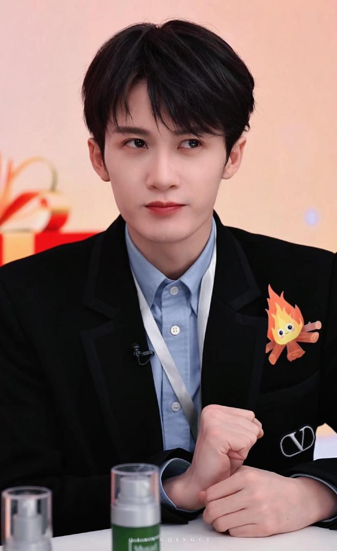 娱乐明星 热点排行榜,_流量游戏泥淖_娱乐圈绯闻密集